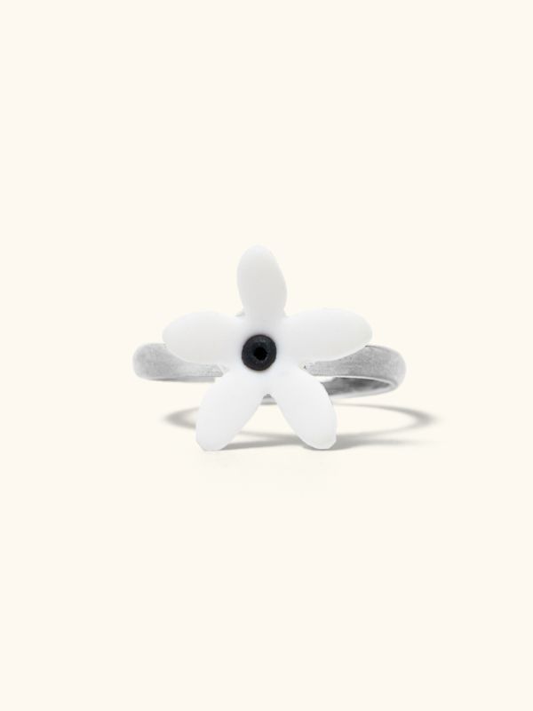 Anillo florecer blanco