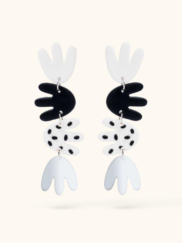 Pendientes Confundida blanco y negro